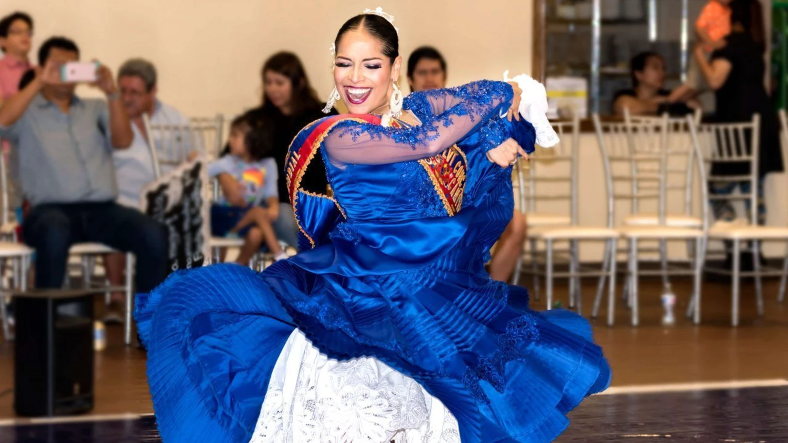 ¡El bailarín que brilla con luz propia!